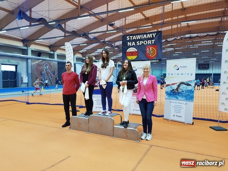 Zdjęcie w galerii na portalu naszraciborz.pl: Zacięta rywalizacja młodych sportowców w hali raciborskiego SMS-u wiadomości z regionu