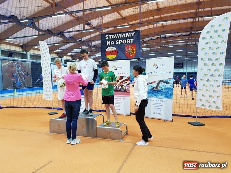 Zdjęcie w galerii na portalu naszraciborz.pl: Zacięta rywalizacja młodych sportowców w hali raciborskiego SMS-u wiadomości z regionu