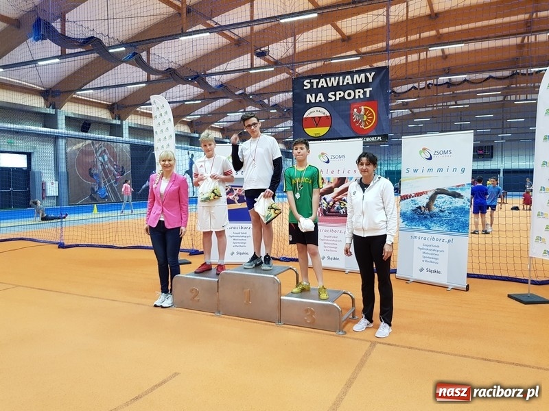 Zdjęcie w galerii na portalu naszraciborz.pl: Zacięta rywalizacja młodych sportowców w hali raciborskiego SMS-u wiadomości z regionu