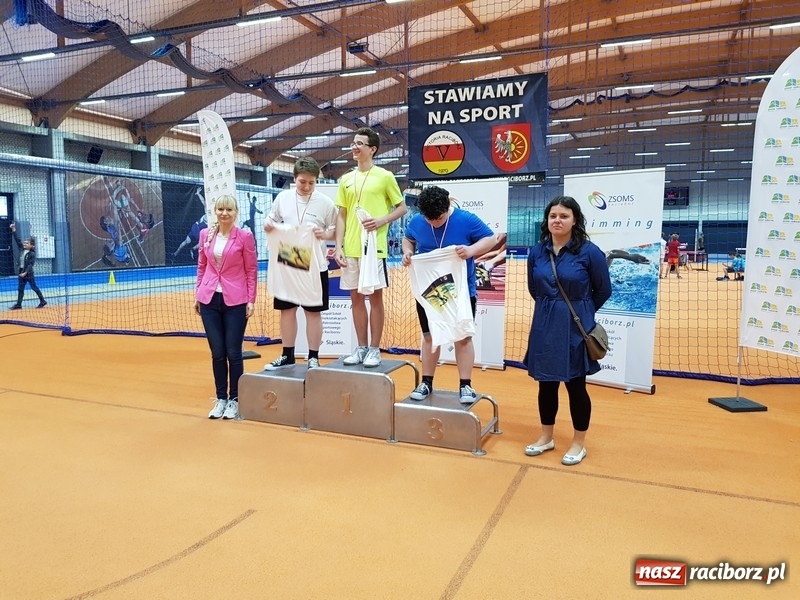 Zdjęcie w galerii na portalu naszraciborz.pl: Zacięta rywalizacja młodych sportowców w hali raciborskiego SMS-u wiadomości z regionu