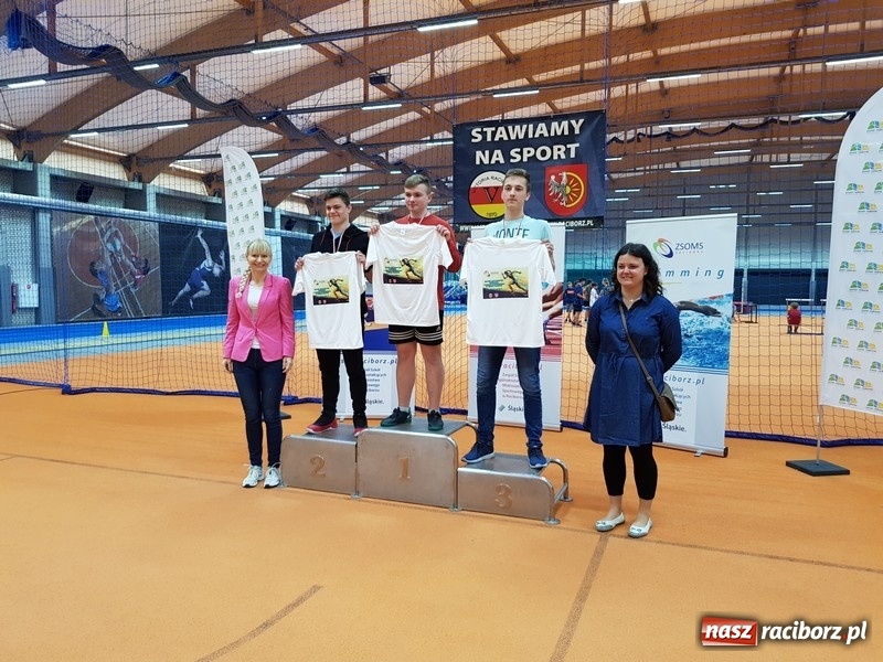 Zdjęcie w galerii na portalu naszraciborz.pl: Zacięta rywalizacja młodych sportowców w hali raciborskiego SMS-u wiadomości z regionu