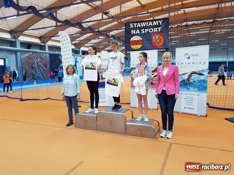 Zdjęcie w galerii na portalu naszraciborz.pl: Zacięta rywalizacja młodych sportowców w hali raciborskiego SMS-u wiadomości z regionu