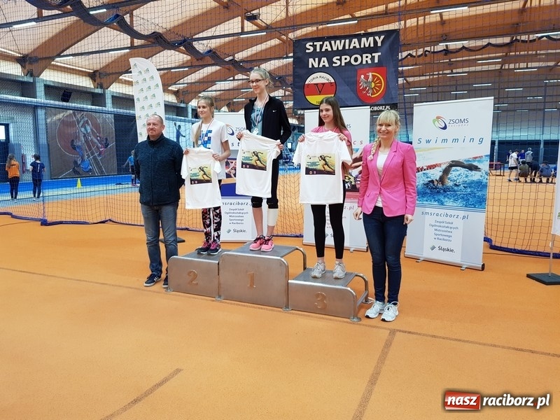 Zdjęcie w galerii na portalu naszraciborz.pl: Zacięta rywalizacja młodych sportowców w hali raciborskiego SMS-u wiadomości z regionu