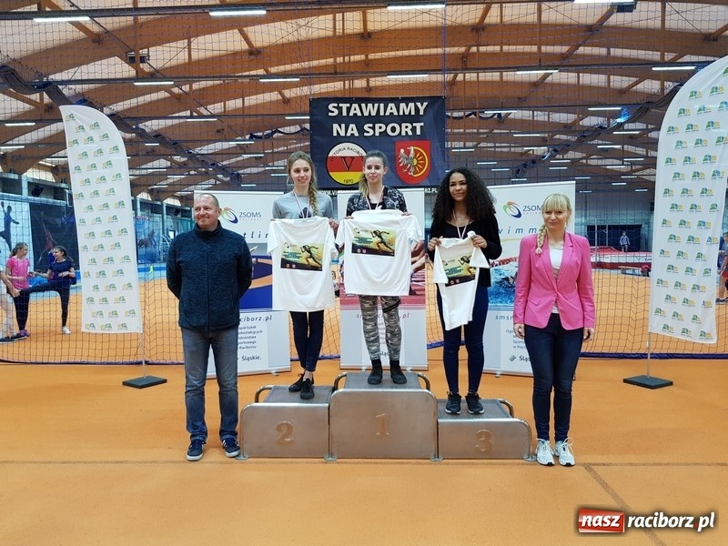 Zdjęcie w galerii na portalu naszraciborz.pl: Zacięta rywalizacja młodych sportowców w hali raciborskiego SMS-u wiadomości z regionu