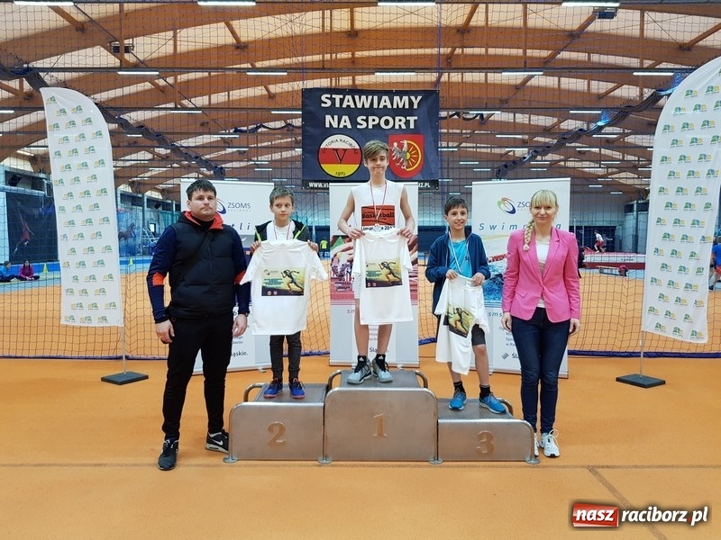 Zdjęcie w galerii na portalu naszraciborz.pl: Zacięta rywalizacja młodych sportowców w hali raciborskiego SMS-u wiadomości z regionu