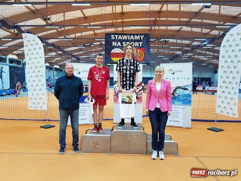 Zdjęcie w galerii na portalu naszraciborz.pl: Zacięta rywalizacja młodych sportowców w hali raciborskiego SMS-u wiadomości z regionu