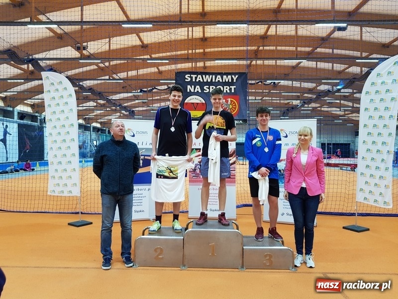 Zdjęcie w galerii na portalu naszraciborz.pl: Zacięta rywalizacja młodych sportowców w hali raciborskiego SMS-u wiadomości z regionu