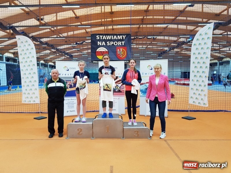 Zdjęcie w galerii na portalu naszraciborz.pl: Zacięta rywalizacja młodych sportowców w hali raciborskiego SMS-u wiadomości z regionu