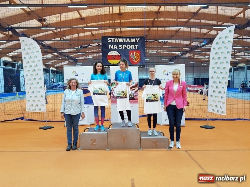 Zdjęcie w galerii na portalu naszraciborz.pl: Zacięta rywalizacja młodych sportowców w hali raciborskiego SMS-u wiadomości z regionu