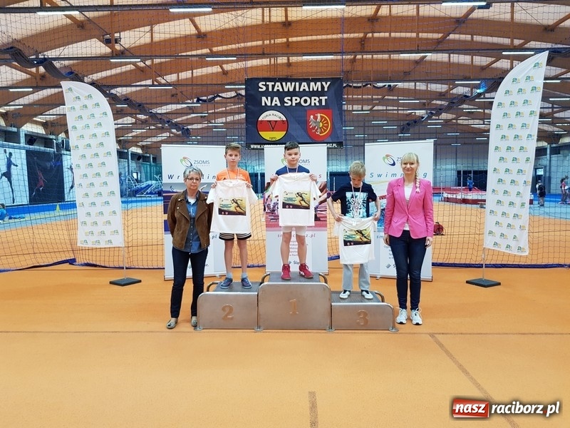 Zdjęcie w galerii na portalu naszraciborz.pl: Zacięta rywalizacja młodych sportowców w hali raciborskiego SMS-u wiadomości z regionu