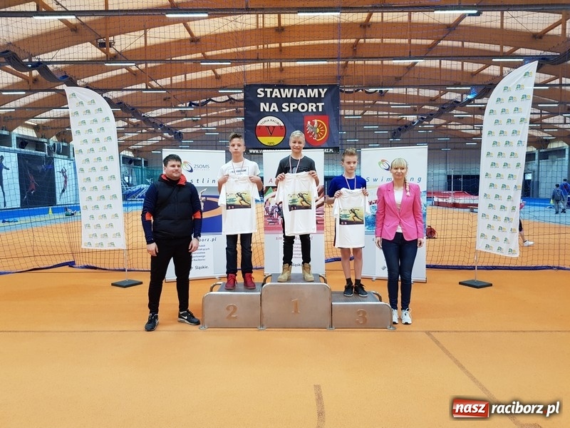 Zdjęcie w galerii na portalu naszraciborz.pl: Zacięta rywalizacja młodych sportowców w hali raciborskiego SMS-u wiadomości z regionu