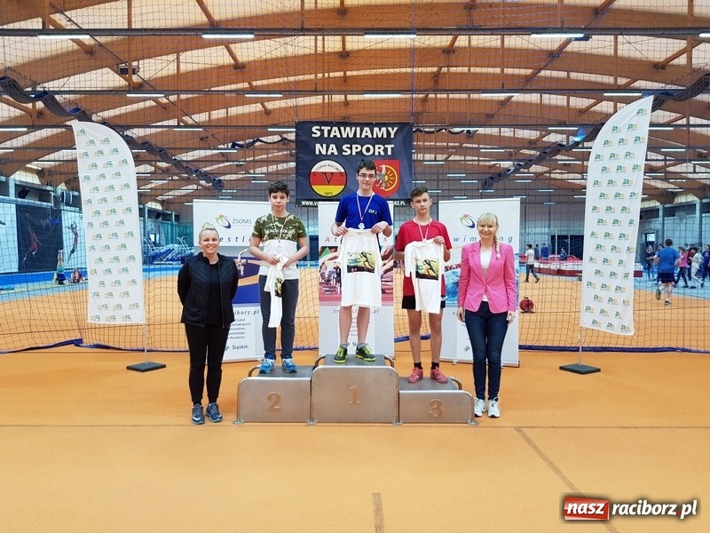Zdjęcie w galerii na portalu naszraciborz.pl: Zacięta rywalizacja młodych sportowców w hali raciborskiego SMS-u wiadomości z regionu