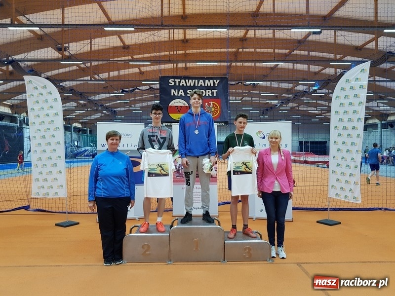 Zdjęcie w galerii na portalu naszraciborz.pl: Zacięta rywalizacja młodych sportowców w hali raciborskiego SMS-u wiadomości z regionu