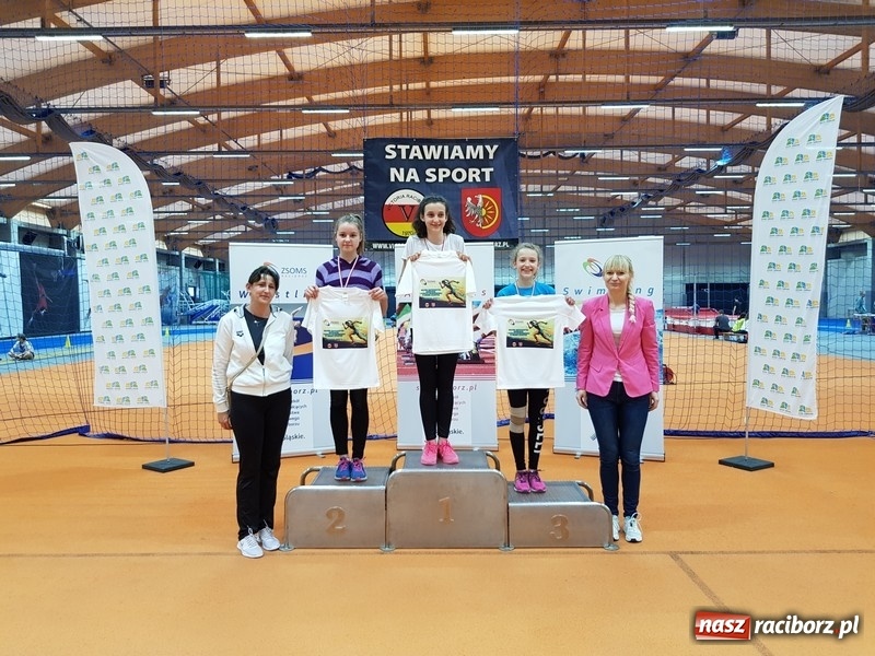 Zdjęcie w galerii na portalu naszraciborz.pl: Zacięta rywalizacja młodych sportowców w hali raciborskiego SMS-u wiadomości z regionu