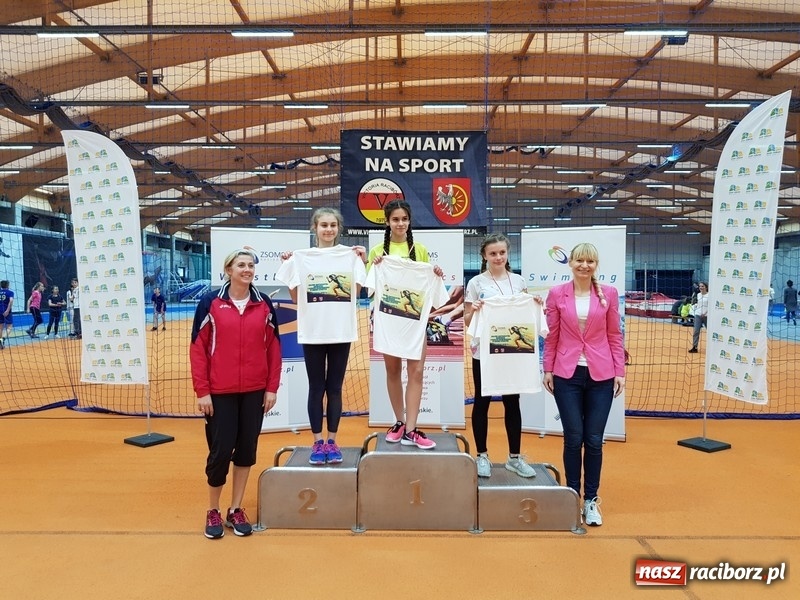 Zdjęcie w galerii na portalu naszraciborz.pl: Zacięta rywalizacja młodych sportowców w hali raciborskiego SMS-u wiadomości z regionu