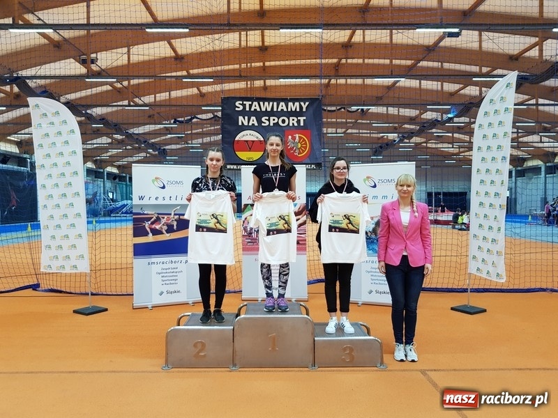 Zdjęcie w galerii na portalu naszraciborz.pl: Zacięta rywalizacja młodych sportowców w hali raciborskiego SMS-u wiadomości z regionu