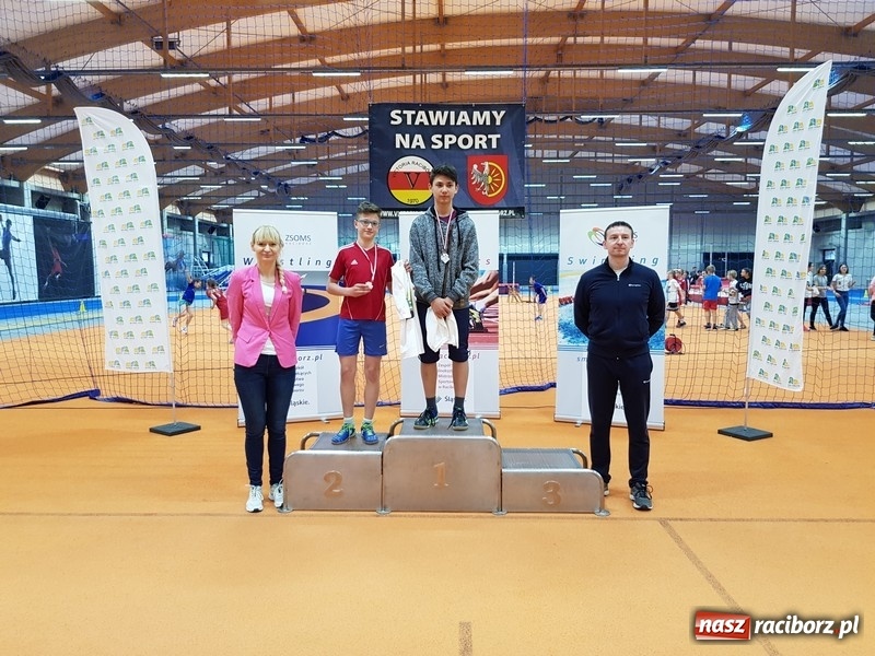 Zdjęcie w galerii na portalu naszraciborz.pl: Zacięta rywalizacja młodych sportowców w hali raciborskiego SMS-u wiadomości z regionu