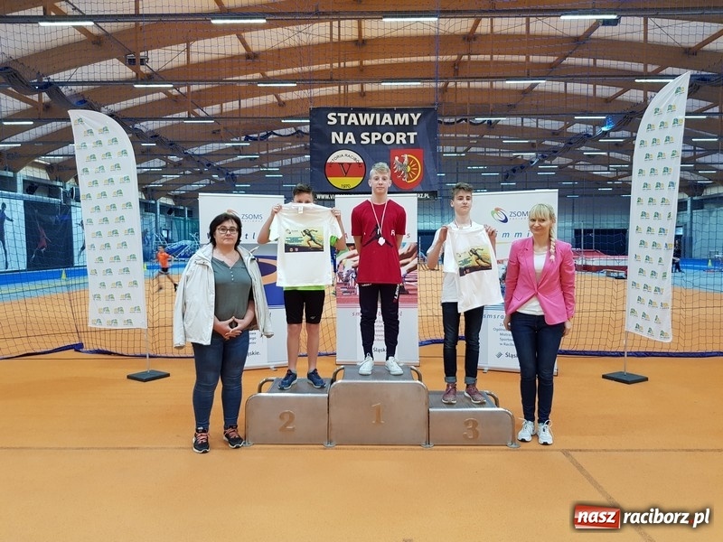 Zdjęcie w galerii na portalu naszraciborz.pl: Zacięta rywalizacja młodych sportowców w hali raciborskiego SMS-u wiadomości z regionu