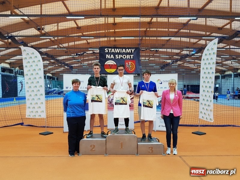 Zdjęcie w galerii na portalu naszraciborz.pl: Zacięta rywalizacja młodych sportowców w hali raciborskiego SMS-u wiadomości z regionu