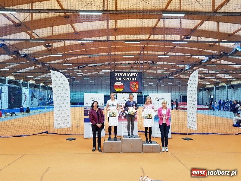 Zdjęcie w galerii na portalu naszraciborz.pl: Zacięta rywalizacja młodych sportowców w hali raciborskiego SMS-u wiadomości z regionu