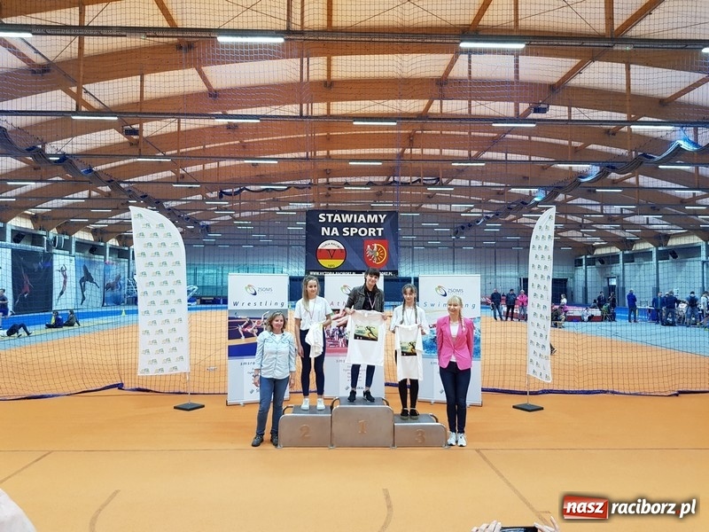 Zdjęcie w galerii na portalu naszraciborz.pl: Zacięta rywalizacja młodych sportowców w hali raciborskiego SMS-u wiadomości z regionu