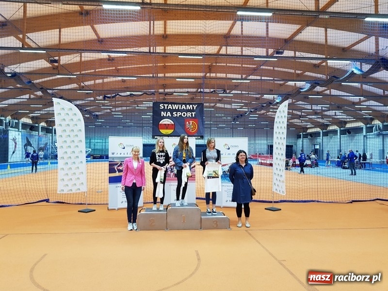 Zdjęcie w galerii na portalu naszraciborz.pl: Zacięta rywalizacja młodych sportowców w hali raciborskiego SMS-u wiadomości z regionu