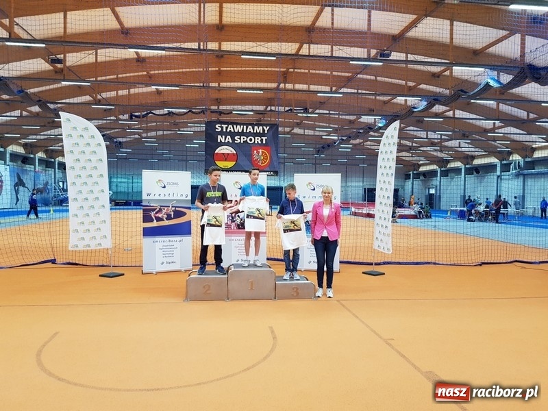 Zdjęcie w galerii na portalu naszraciborz.pl: Zacięta rywalizacja młodych sportowców w hali raciborskiego SMS-u wiadomości z regionu