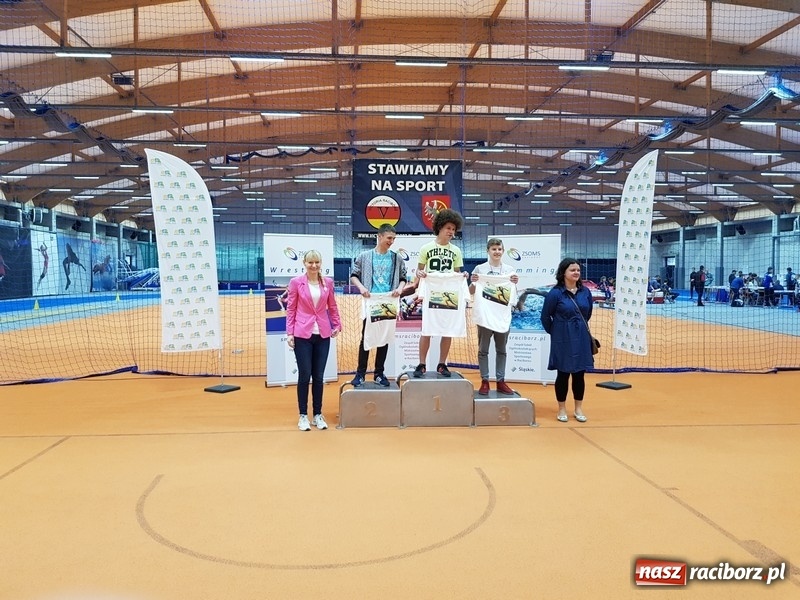 Zdjęcie w galerii na portalu naszraciborz.pl: Zacięta rywalizacja młodych sportowców w hali raciborskiego SMS-u wiadomości z regionu