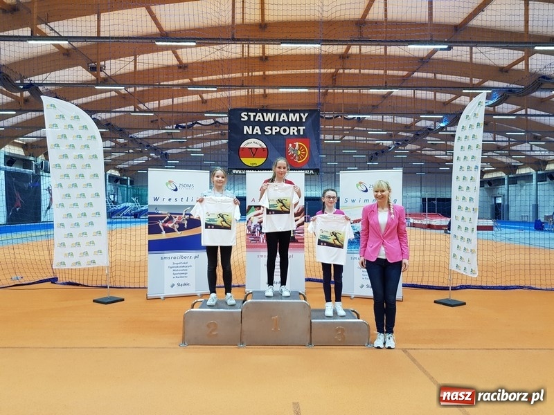 Zdjęcie w galerii na portalu naszraciborz.pl: Zacięta rywalizacja młodych sportowców w hali raciborskiego SMS-u wiadomości z regionu