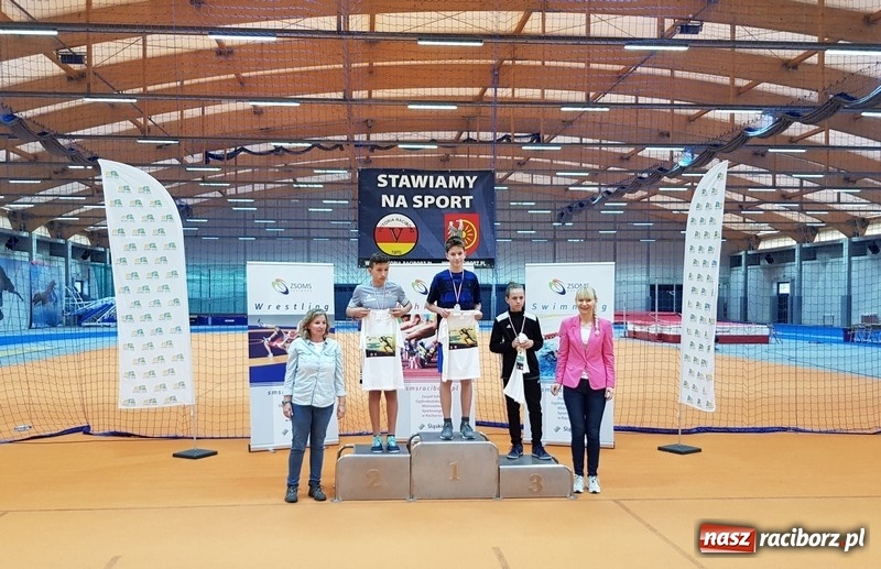 Zdjęcie w galerii na portalu naszraciborz.pl: Zacięta rywalizacja młodych sportowców w hali raciborskiego SMS-u wiadomości z regionu