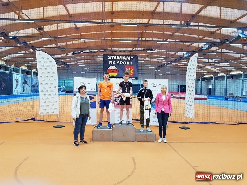 Zdjęcie w galerii na portalu naszraciborz.pl: Zacięta rywalizacja młodych sportowców w hali raciborskiego SMS-u wiadomości z regionu