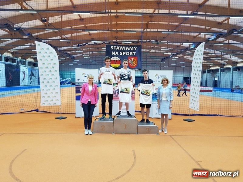 Zdjęcie w galerii na portalu naszraciborz.pl: Zacięta rywalizacja młodych sportowców w hali raciborskiego SMS-u wiadomości z regionu