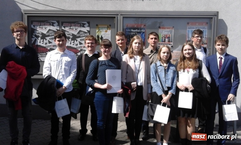 Zdjęcie w galerii na portalu naszraciborz.pl: Gimnazjum Dwujęzyczne chwali się sukcesami uczniów  wiadomości z regionu