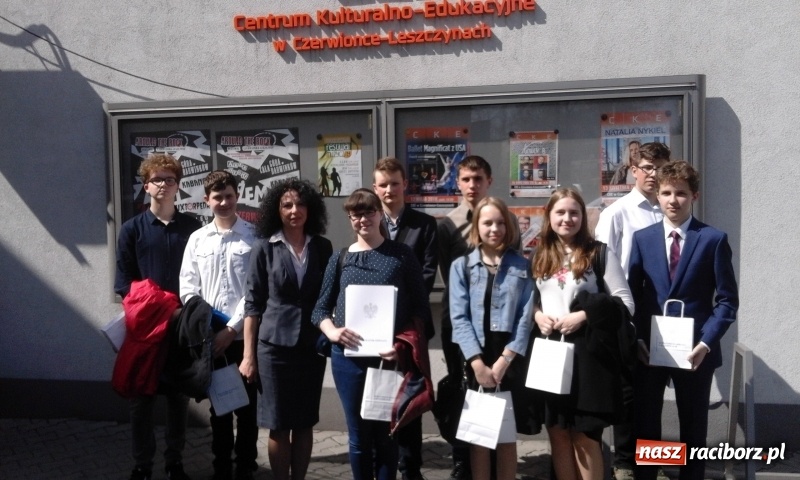 Zdjęcie w galerii na portalu naszraciborz.pl: Gimnazjum Dwujęzyczne chwali się sukcesami uczniów  wiadomości z regionu