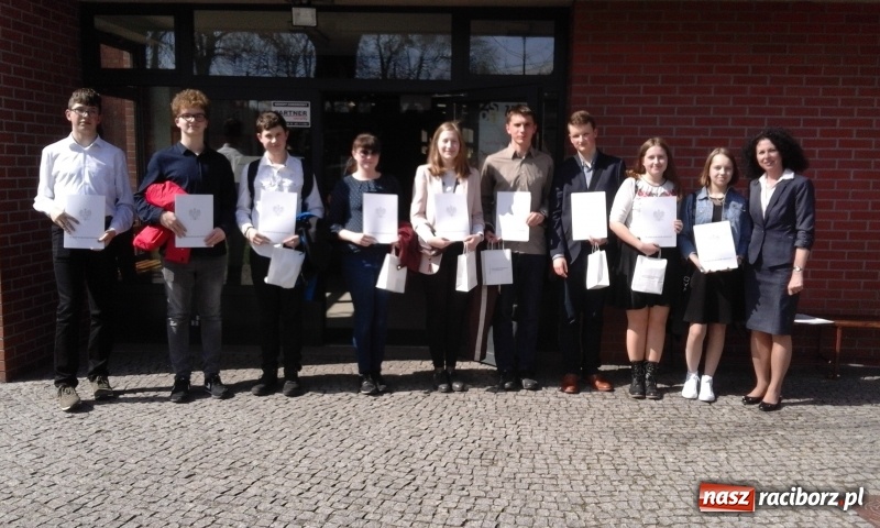 Zdjęcie w galerii na portalu naszraciborz.pl: Gimnazjum Dwujęzyczne chwali się sukcesami uczniów  wiadomości z regionu