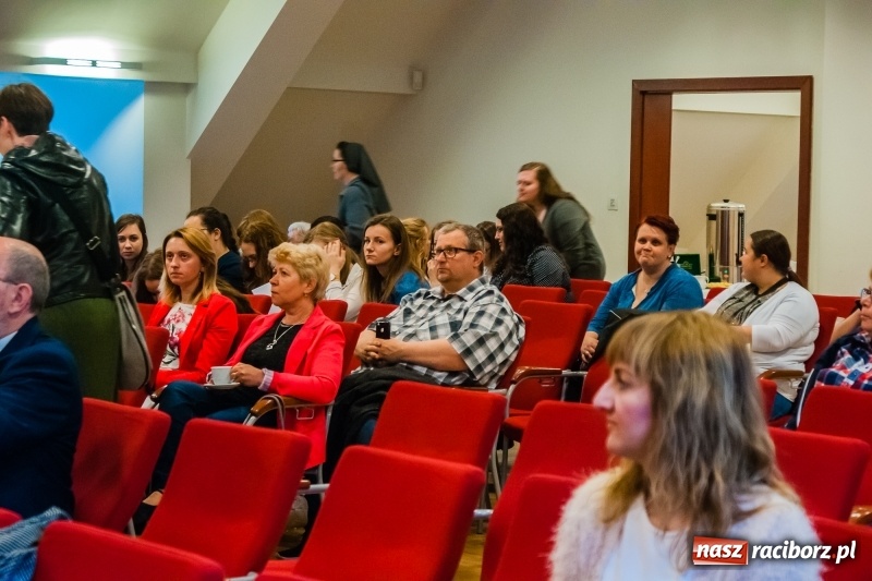 Zdjęcie w galerii na portalu naszraciborz.pl: Dom i tradycje. Konferencja Stowarzyszenia Rodzin Zastępczych na Zamku Piastowskim wiadomości z regionu