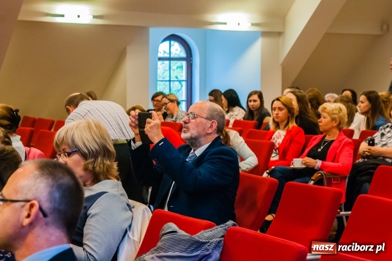 Zdjęcie w galerii na portalu naszraciborz.pl: Dom i tradycje. Konferencja Stowarzyszenia Rodzin Zastępczych na Zamku Piastowskim wiadomości z regionu