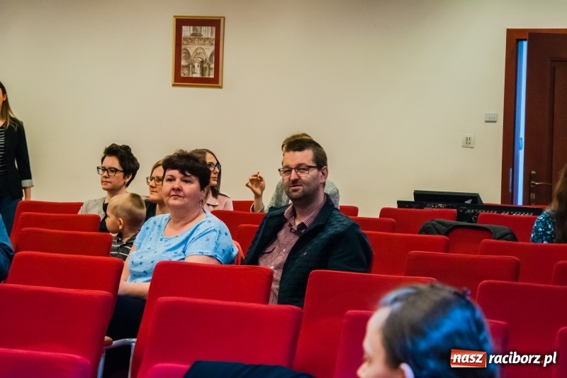 Zdjęcie w galerii na portalu naszraciborz.pl: Dom i tradycje. Konferencja Stowarzyszenia Rodzin Zastępczych na Zamku Piastowskim wiadomości z regionu