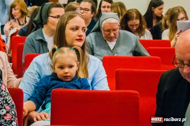 Zdjęcie w galerii na portalu naszraciborz.pl: Dom i tradycje. Konferencja Stowarzyszenia Rodzin Zastępczych na Zamku Piastowskim wiadomości z regionu