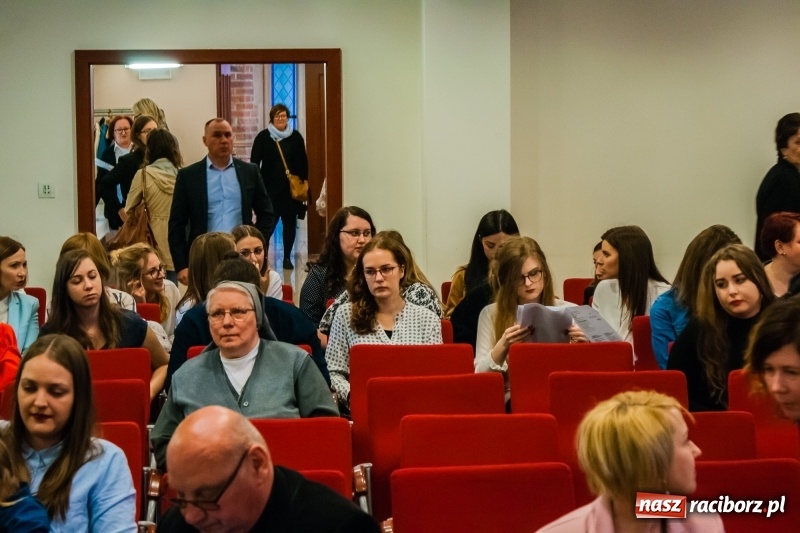 Zdjęcie w galerii na portalu naszraciborz.pl: Dom i tradycje. Konferencja Stowarzyszenia Rodzin Zastępczych na Zamku Piastowskim wiadomości z regionu