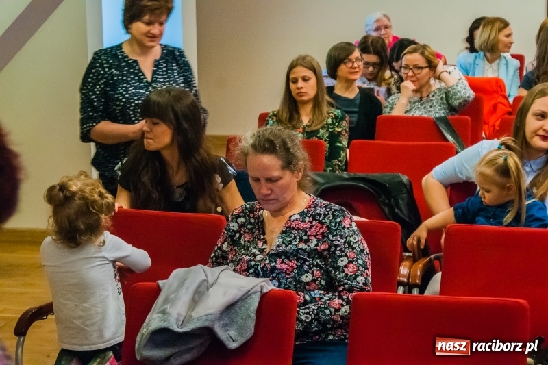 Zdjęcie w galerii na portalu naszraciborz.pl: Dom i tradycje. Konferencja Stowarzyszenia Rodzin Zastępczych na Zamku Piastowskim wiadomości z regionu