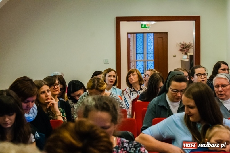 Zdjęcie w galerii na portalu naszraciborz.pl: Dom i tradycje. Konferencja Stowarzyszenia Rodzin Zastępczych na Zamku Piastowskim wiadomości z regionu