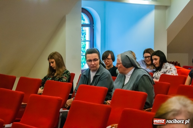 Zdjęcie w galerii na portalu naszraciborz.pl: Dom i tradycje. Konferencja Stowarzyszenia Rodzin Zastępczych na Zamku Piastowskim wiadomości z regionu