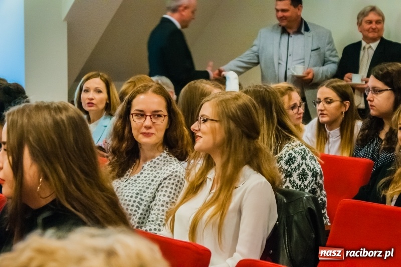 Zdjęcie w galerii na portalu naszraciborz.pl: Dom i tradycje. Konferencja Stowarzyszenia Rodzin Zastępczych na Zamku Piastowskim wiadomości z regionu