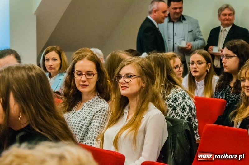 Zdjęcie w galerii na portalu naszraciborz.pl: Dom i tradycje. Konferencja Stowarzyszenia Rodzin Zastępczych na Zamku Piastowskim wiadomości z regionu