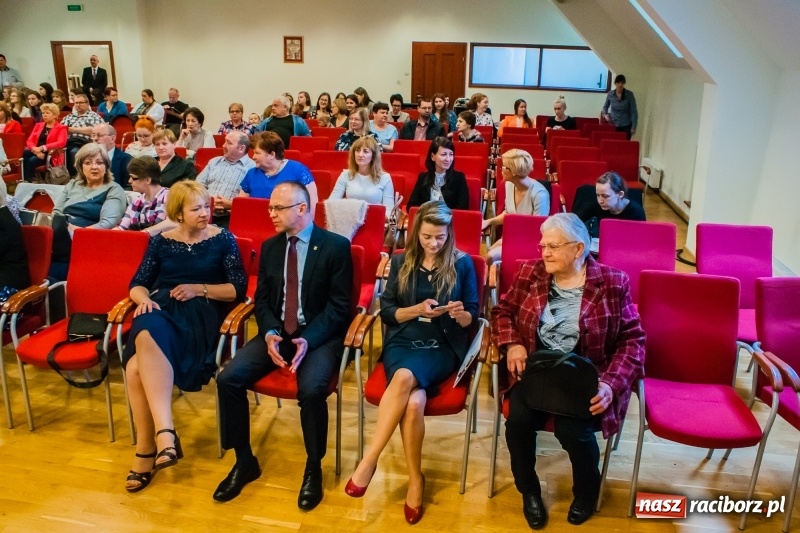 Zdjęcie w galerii na portalu naszraciborz.pl: Dom i tradycje. Konferencja Stowarzyszenia Rodzin Zastępczych na Zamku Piastowskim wiadomości z regionu