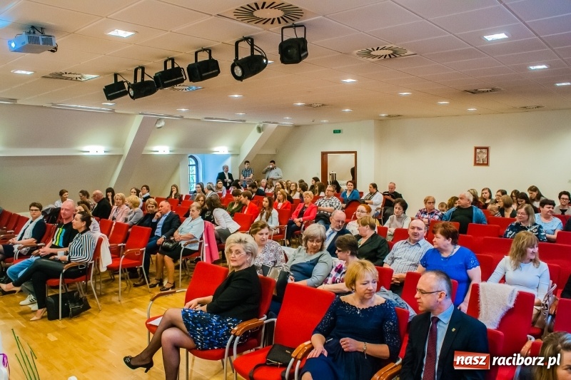 Zdjęcie w galerii na portalu naszraciborz.pl: Dom i tradycje. Konferencja Stowarzyszenia Rodzin Zastępczych na Zamku Piastowskim wiadomości z regionu