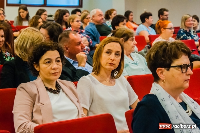 Zdjęcie w galerii na portalu naszraciborz.pl: Dom i tradycje. Konferencja Stowarzyszenia Rodzin Zastępczych na Zamku Piastowskim wiadomości z regionu