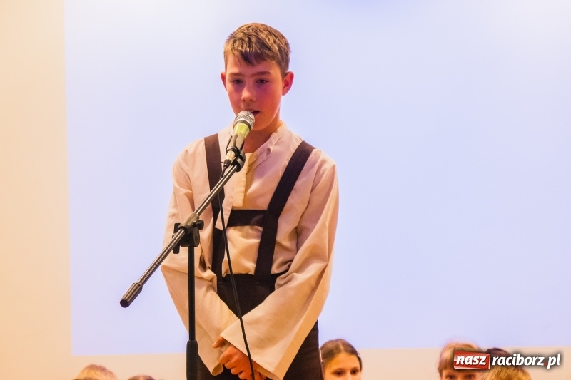 Zdjęcie w galerii na portalu naszraciborz.pl: Dom i tradycje. Konferencja Stowarzyszenia Rodzin Zastępczych na Zamku Piastowskim wiadomości z regionu