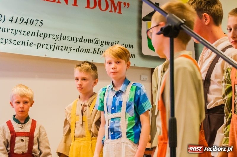 Zdjęcie w galerii na portalu naszraciborz.pl: Dom i tradycje. Konferencja Stowarzyszenia Rodzin Zastępczych na Zamku Piastowskim wiadomości z regionu